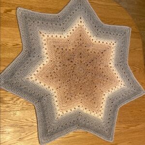 Star-Shaped Crochet Blanket in Gray and mauve pink